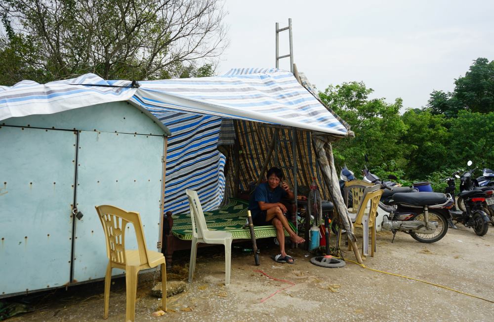 “Du da huy dong nguoi than nhanh chong chay lu, nhung cung chi kip mang vac it do dac len tren duong de, con lai ngap trang het” - ong Hai xot xa. Anh: Quach Du