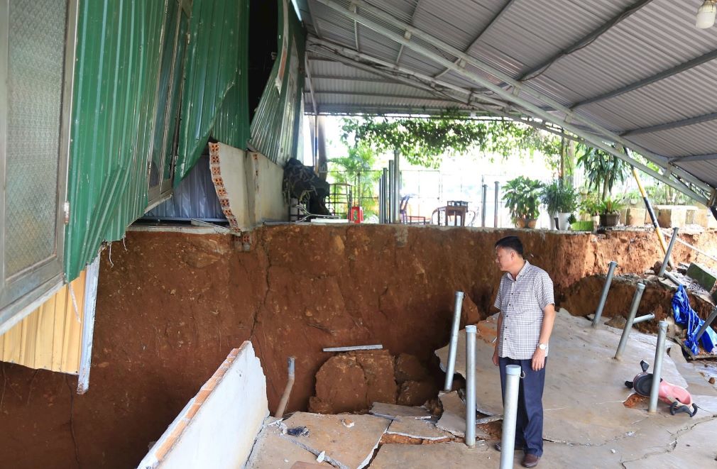 Nhiều vết nứt ven Quốc lộ 14 tiếp tục mở rộng, có chỗ đã lún sâu gần 3m. Ảnh: Phước Lê