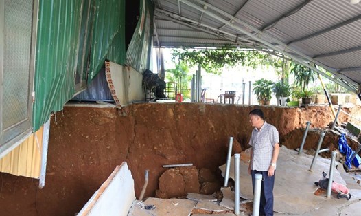 Nhiều vết nứt ven Quốc lộ 14 tiếp tục mở rộng, có chỗ đã lún sâu gần 3m. Ảnh: Phước Lê