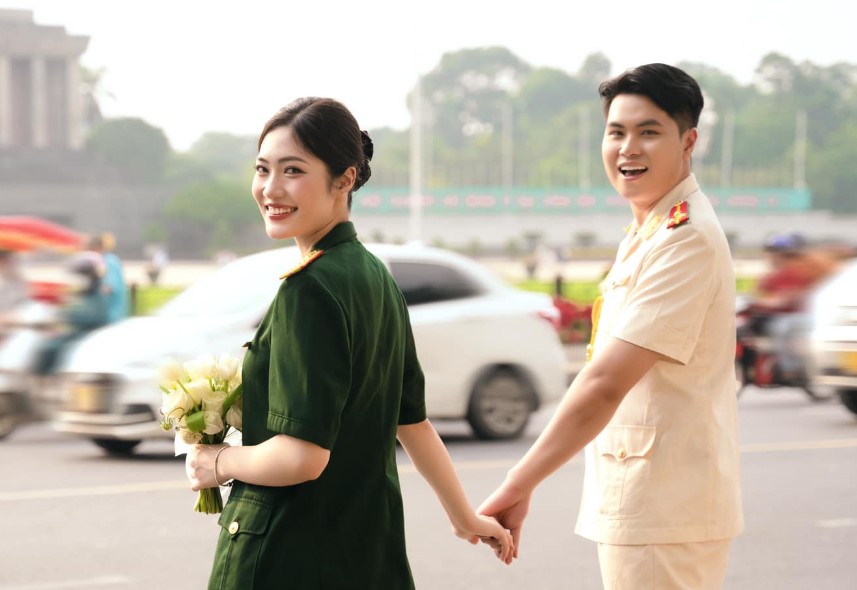 Volleyball center Tran Viet Huong and her husband in military uniform take wedding photos. Photo: FBNV