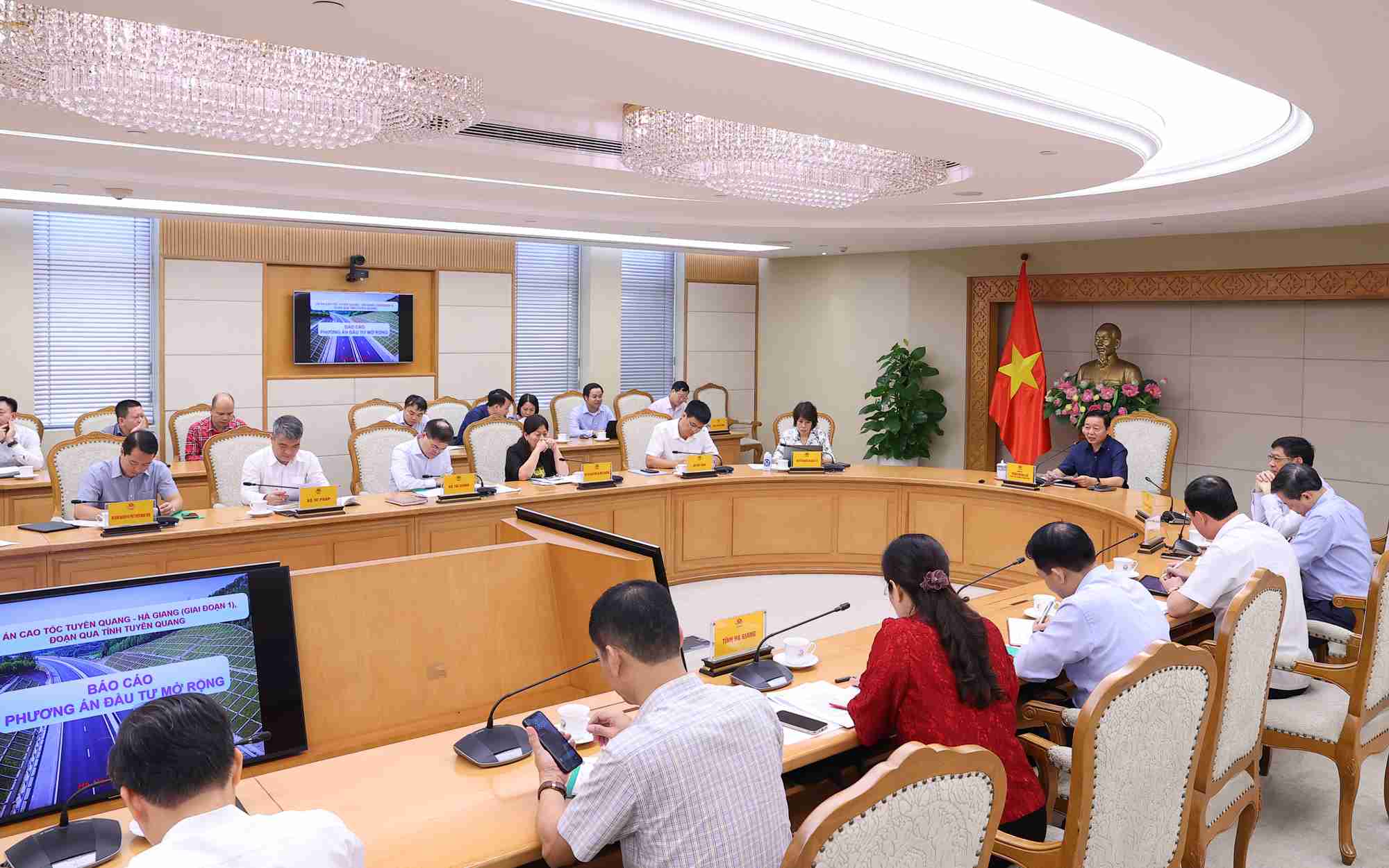 Cuộc họp về đề xuất điều chỉnh chủ trương đầu tư dự án cao tốc Tuyên Quang - Hà Giang (giai đoạn 1), đoạn qua tỉnh Tuyên Quang. Ảnh: Minh Khôi