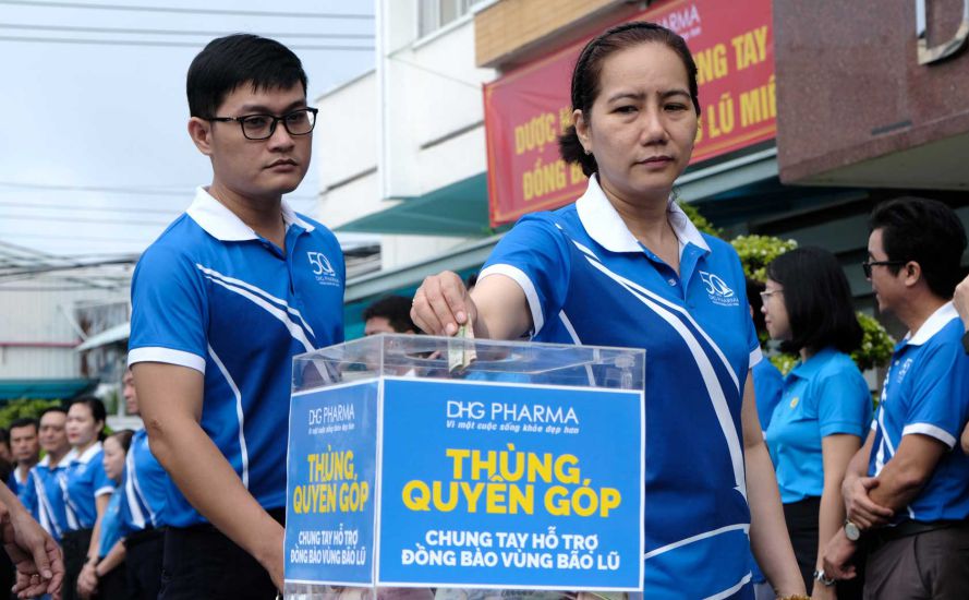 Công nhân, người lao động Công ty Cổ phần Dược Hậu Giang tham gia quyên góp ủng hộ đồng bào vùng bị ảnh hưởng của bão, lũ. Ảnh: Mỹ Ly