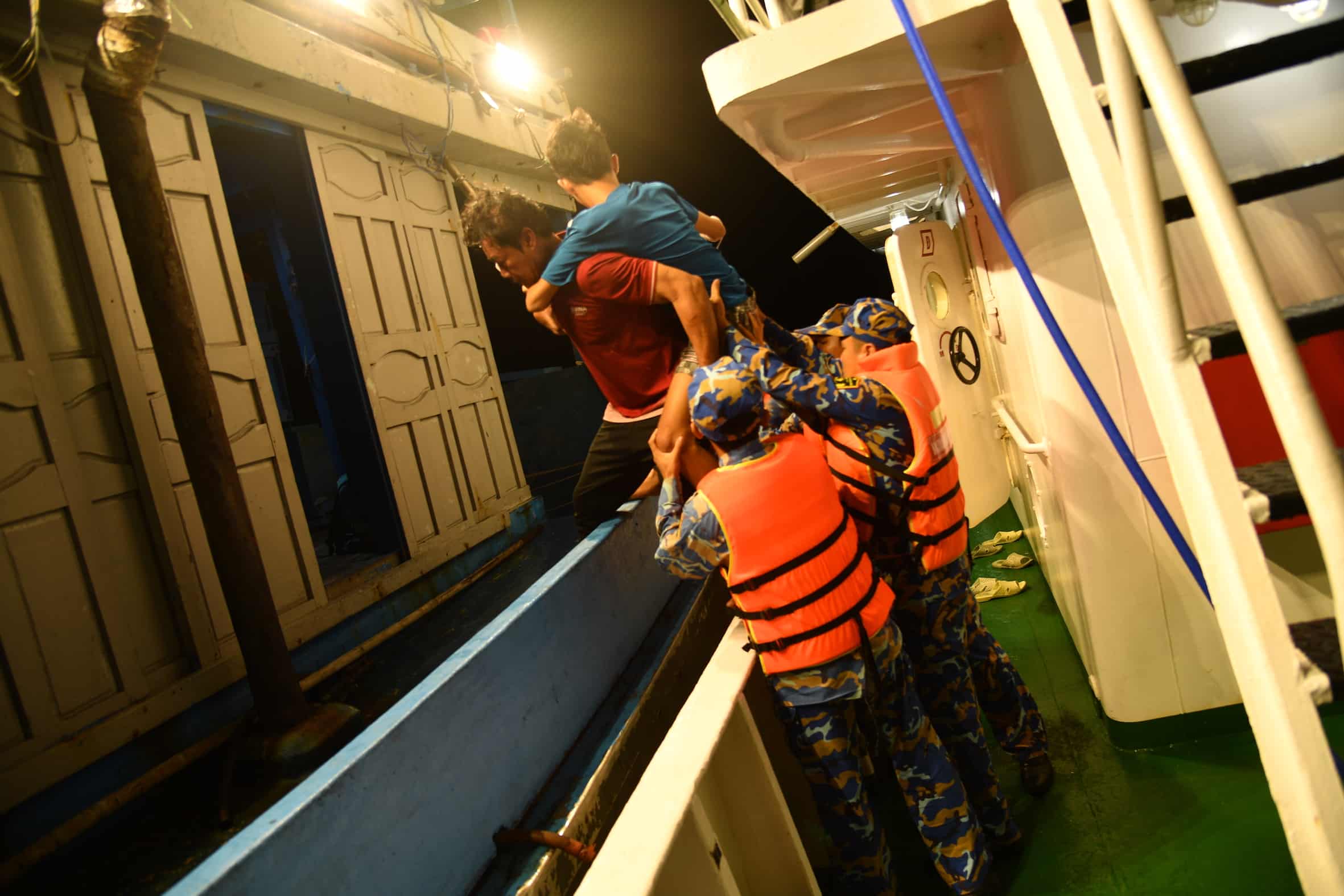 Navy forces take fishermen in distress in Truong Sa to Ship 404 for treatment. Photo: Nguyen Nam