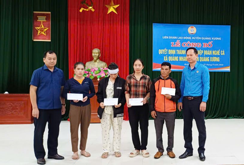 Lãnh đạo Cục Thủy sản và Nghiệp đoàn Nghề cá Việt Nam trao hỗ trợ cho gia đình ngư dân Thanh Hóa. Ảnh: Quang Đại