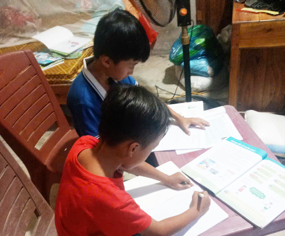 Góc học tập mới của 2 con chị Liêu Thị Hoàn, thôn Lán Dè, xã Vũ Oai, TP Hạ Long, tỉnh Quảng Ninh. Ảnh: Nhân vật cung cấp 