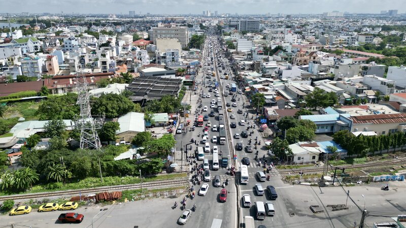 TPHCM du kien lam duong tren cao doc Quoc lo 13.  Anh: Anh Tu