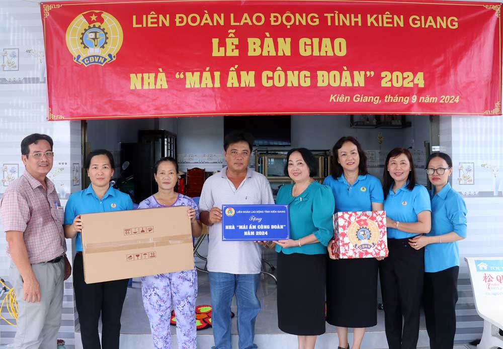 Ban giao nha Mai am Cong doan cho doan vien Dang Van Tuan o huyen Vinh Thuan. Anh: Xuan Nhi