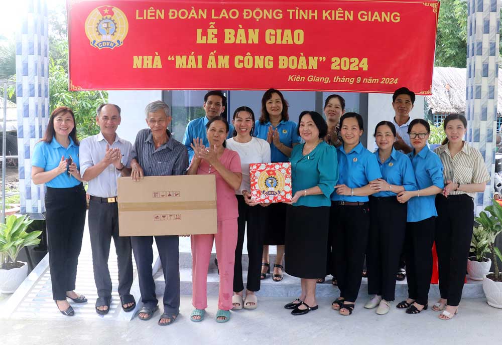 Bàn giao nhà Mái ấm Công đoàn cho đoàn viên Đặng Thị Diễm ở huyện U Minh Thượng. Ảnh: Xuân Nhi