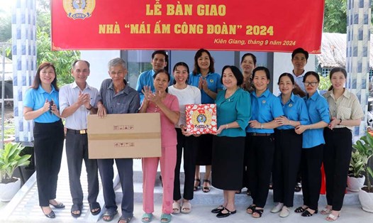 Bàn giao nhà Mái ấm Công đoàn cho đoàn viên Đặng Thị Diễm ở huyện U Minh Thượng. Ảnh: Xuân Nhi