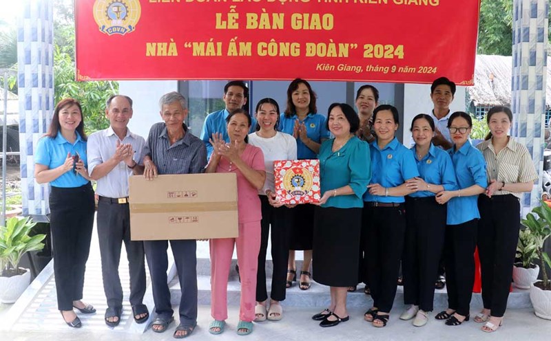 Handing over the Trade Union Shelter house to union member Dang Thi Diem in U Minh Thuong district. Photo: Xuan Nhi