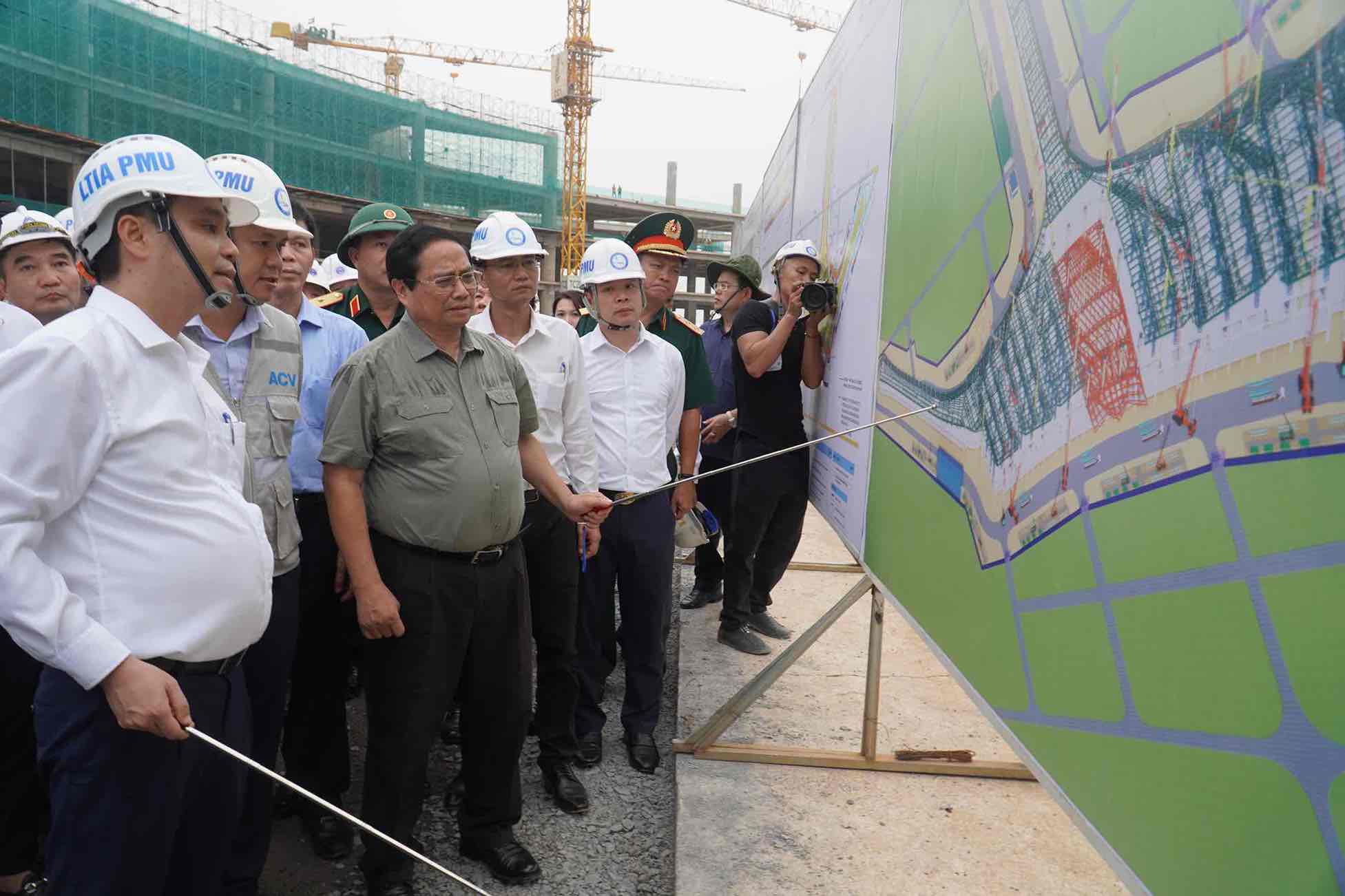 Thủ tướng Chính phủ kiểm tra công trường sân bay Long Thành, yêu cầu hết năm 2025 phải xong cơ bản. Ảnh: HAC