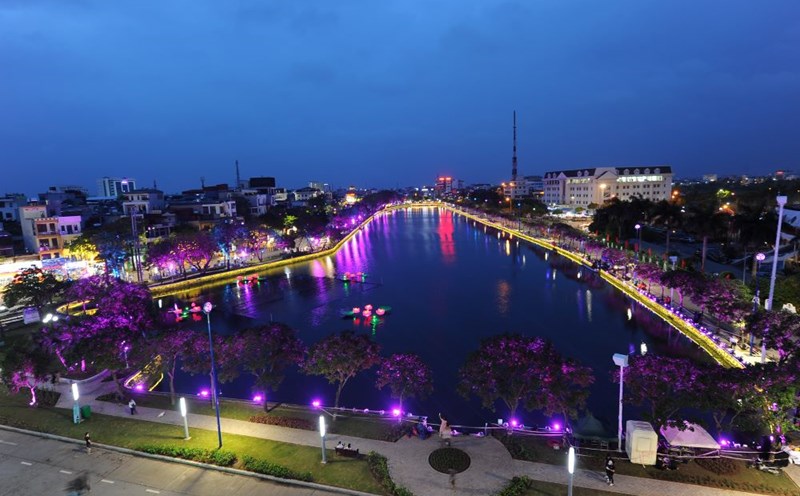 The first walking street - night market in Hai Duong uses the entire Thong Nhat Square, half of Bach Dang Street and half of Bui Thi Xuan Street adjacent to Bach Dang River, Chuong Duong Street and Hong Quang Bridge. Photo: Hai Duong Provincial Portal