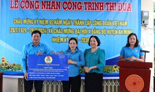 Công đoàn công nhận và gắn biển công trình “Sáng - Xanh - Sạch - Đẹp - An toàn” ở huyện An Minh. Ảnh: Xuân Nhi