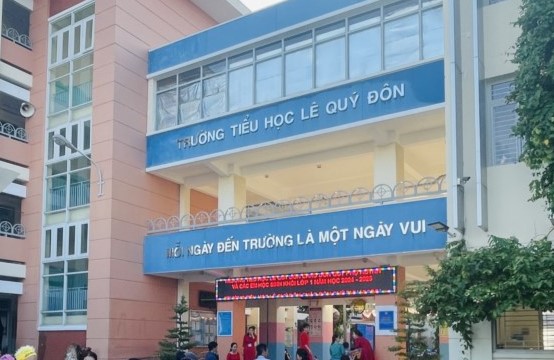Trường Tiểu học Lê Quý Đôn phát giấy khen cho học sinh ủng hộ từ 100.000 đồng trở lên, dưới mức đóng này thì chỉ nhận thư khen. Ảnh: Nhà trường