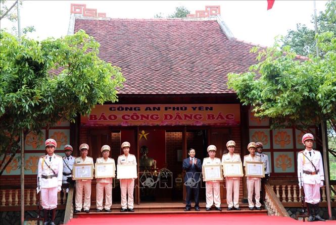 UBND tỉnh Phú Yên khen thưởng cho lực lượng Công an. Ảnh minh họa: TTXVN