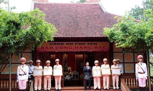 UBND tỉnh Phú Yên khen thưởng cho lực lượng Công an. Ảnh minh họa: TTXVN