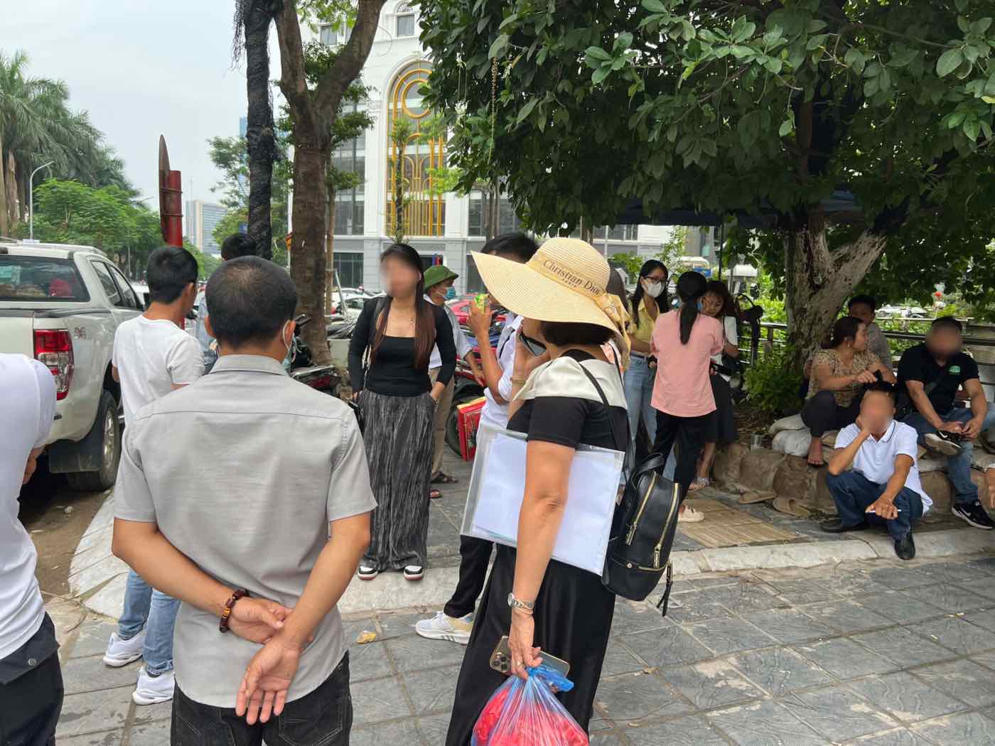 Ghi nhận của Lao Động, trong sáng 23.9, người lao động nhận lại toàn bộ số tiền phí đã đóng cho Công ty Educa Việt Nam. Ảnh: Cường Ngô