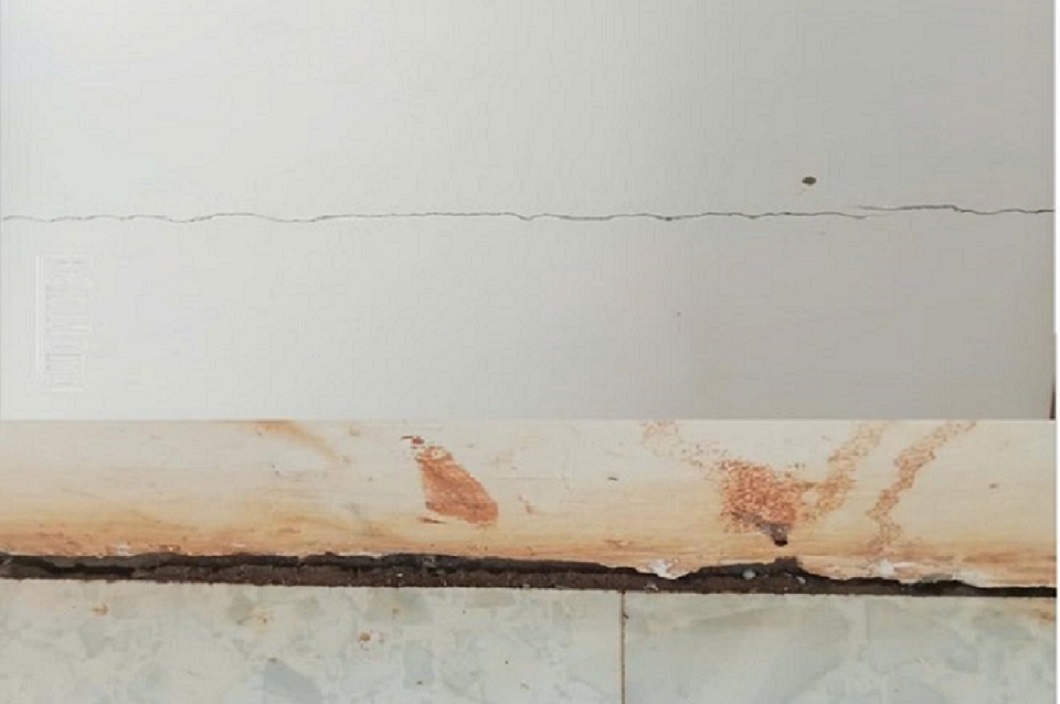 Cracks appeared in a kindergarten classroom in Tuy Duc district. Photo: Bao Lam