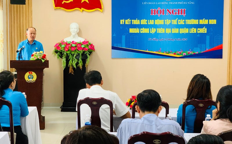 Da Nang City Labor Federation signed a collective labor agreement with non-public kindergartens in Lien Chieu district. Photo: Tuong Minh