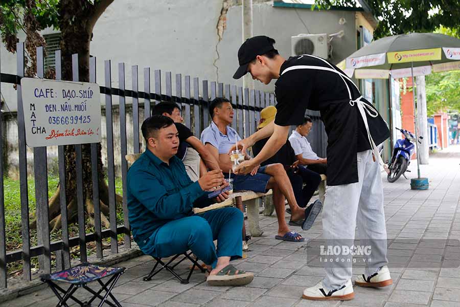 Gia ca cua ca phe mang di thuong kha hop ly, phu hop voi tui tien cua nhieu nguoi. Anh: Quang Dat