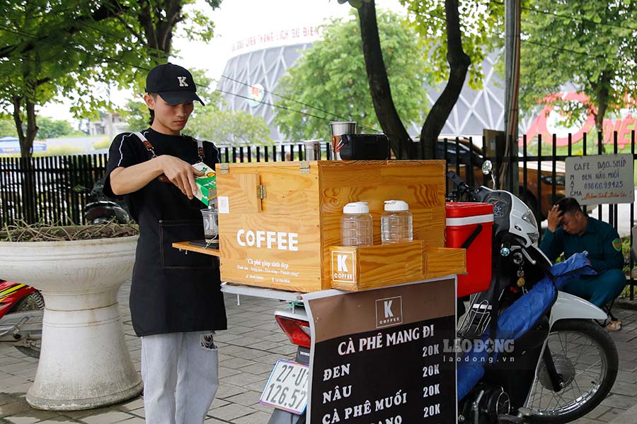 Earning millions of dong every day from the take-away coffee business model in Dien Bien province. Photo: Quang Dat