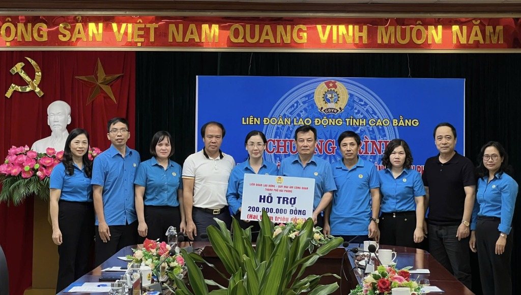 LĐLĐ Thành phố Hải Phòng vừa hỗ trợ người dân Cao Bằng khắc phục thiên tai. Ảnh: Minh Tuyền.