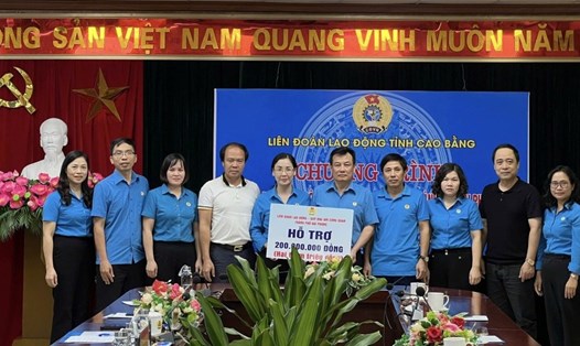 LĐLĐ Thành phố Hải Phòng vừa hỗ trợ người dân Cao Bằng khắc phục thiên tai. Ảnh: Minh Tuyền.