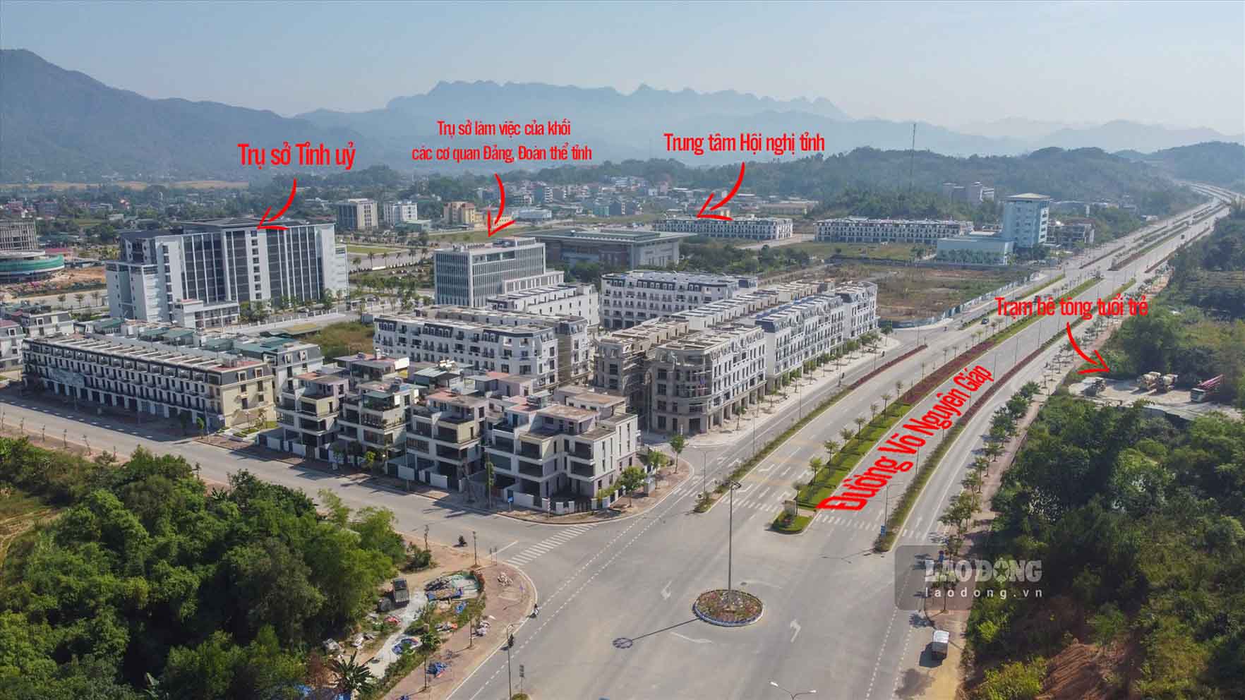 Ngay trung tâm hành chính mới tỉnh Cao Bằng tồn tại trạm bê tông không phép. Ảnh: Tân Văn.