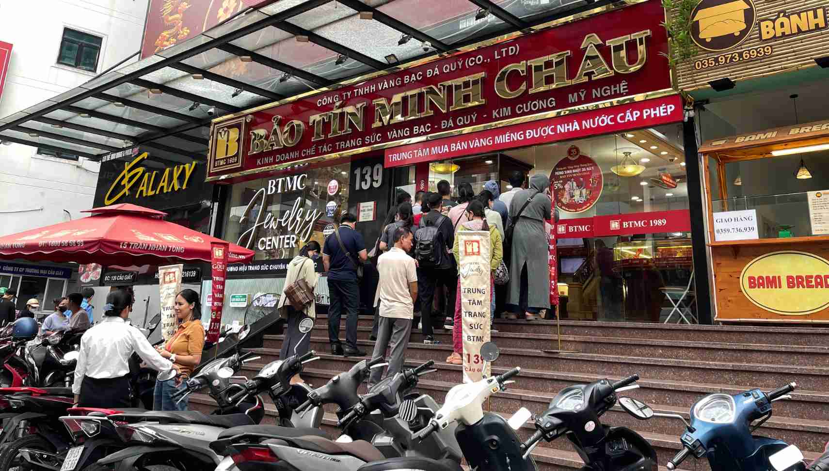 Long lines of people lined up to buy plain round gold rings at a jewelry store on Cau Giay Street (Cau Giay District - Hanoi) on the afternoon of September 25, 2024. Photo: Thanh Binh