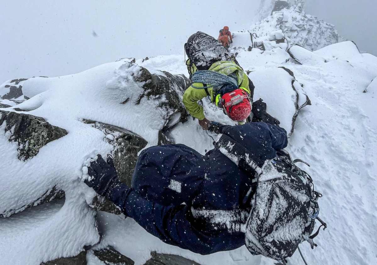 Hai nhà leo núi người Việt bị mắc kẹt trên núi cao 3.500m ở Thụy Sĩ. Ảnh: Air Zermatt