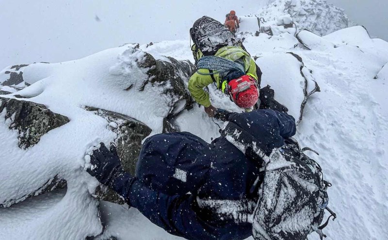 Hai nhà leo núi người Việt bị mắc kẹt trên núi cao 3.500m ở Thụy Sĩ. Ảnh: Air Zermatt