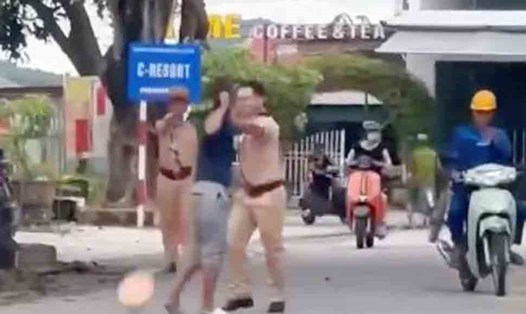 Đối tượng không chấp hành hiệu lệnh còn tấn công cảnh sát giao thông. Ảnh cắt từ clip.