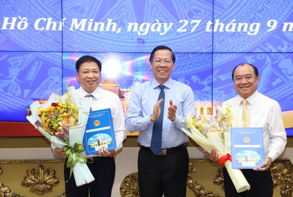 Chairman of Ho Chi Minh City People's Committee Phan Van Mai presents the decision to Mr. Vo Thanh Kha and Mr. Le Van Thanh (right cover). Photo: Minh Hiep