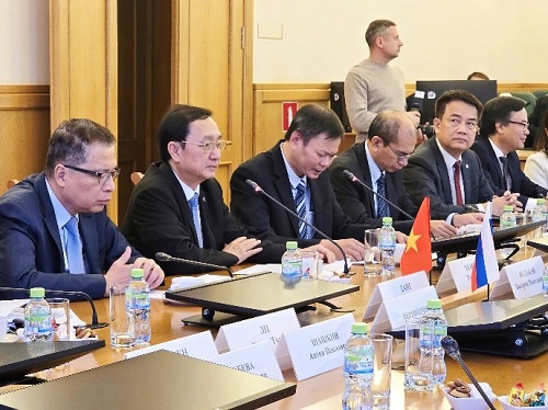 Bộ trưởng Bộ Khoa học Công nghệ - Huỳnh Thành Đạt (thứ hai từ trái sang) phát biểu tại buổi làm việc. Nguồn Bộ KHCN