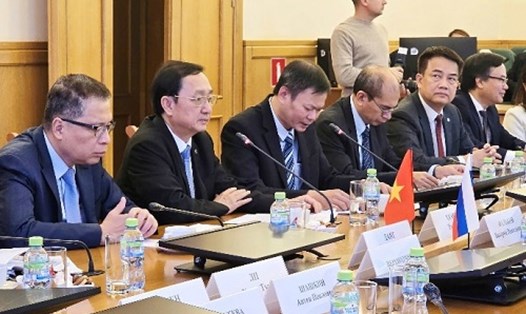 Bộ trưởng Bộ Khoa học Công nghệ - Huỳnh Thành Đạt (thứ hai từ trái sang) phát biểu tại buổi làm việc. Nguồn Bộ KHCN