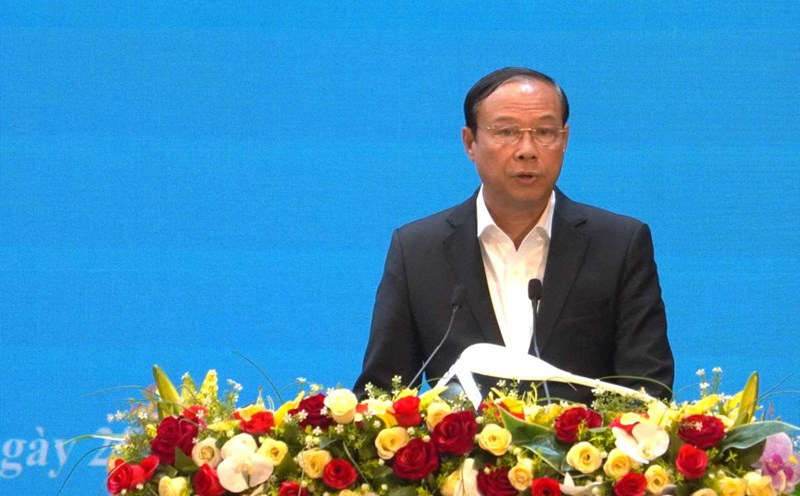 Mr. Nguyen Van Tho - Chairman of the Provincial People's Committee - delivered the opening speech at the dialogue conference with businesses and investors. Photo: Thanh An