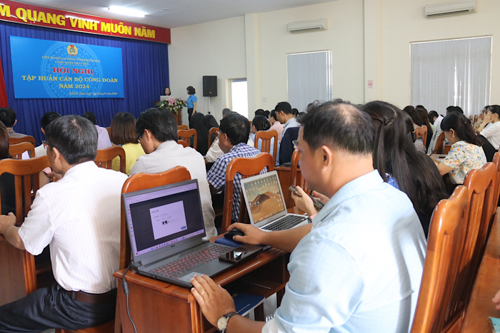 More than 100 grassroots union officials in Khanh Hoa learn about union finance work. Photo: Phuong Linh