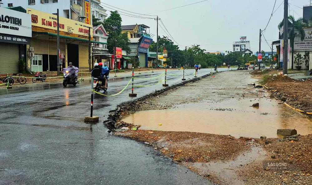 Cu the, tai cong trinh thi cong du an mo rong, chinh trang via he, he thong cap, thoat nuoc duong Pham Van Dong (TP Hue) xuat hien nhieu vi tri khong co rao chan, de lo nhung loi di chua hoan thien, soi da tron truot vo cung nguy hiem. 