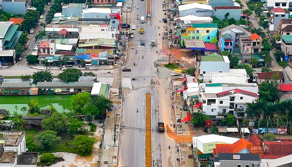 Tuy nhien, tuyen duong tren dang tam ngung thi cong vi du an phai dieu chinh co cau nguon von do ti gia dong JPY (Nhat Ban) giam manh. Sau khi du an tam ngung thi cong, de lai cong truong ngon ngang, rao chan so sai, khien viec di lai cua nguoi dan tro nen kho khan.