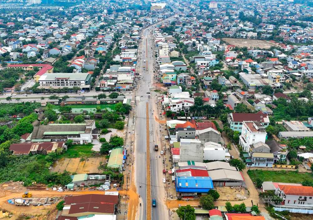 Tuyen duong Pham Van Dong thuoc QL49A dai hon 2,6km duoc xem truc giao thong huyet mach phia dong cua TP Hue. Tren tuyen, hang ngay phuong tien xe co, nguoi dan qua lai rat dong, tham chi vao gio cao diem da tro nen qua tai.