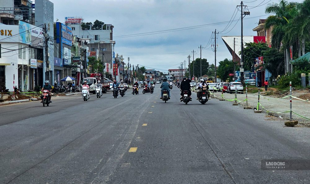 Nham cai thien dien tich tuyen duong, thang 7.2023, du an mo rong, chinh trang via he, he thong cap, thoat nuoc duong Pham Van Dong voi muc dau tu 152 ti dong bang nguon von ODA Nhat Ban duoc khoi cong. Du an do Ban Quan ly du an Cai thien moi truong nuoc TP. Hue lam chu dau tu va du kien hoan thanh vao thang 6.2024, do lien danh Cong ty TNHH Xay dung Thanh Phat - Nam A thi cong.