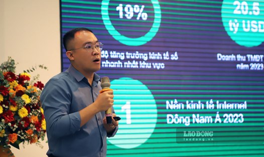 Đại diện Cục Thương mại điện tử và Kinh tế số (Bộ Công Thương) trình bày chính sách và giải pháp đẩy mạnh tiêu thụ sản phẩm các tỉnh Bắc Trung Bộ và Duyên hải miền Trung qua thương mại điện tử. Ảnh: Hoài Luân