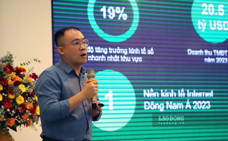 Representatives of the Ministry of Industry and Trade presented policies and solutions to promote the consumption of products in the North Central and Central Coast provinces through e-commerce. Photo: Hoai Luan