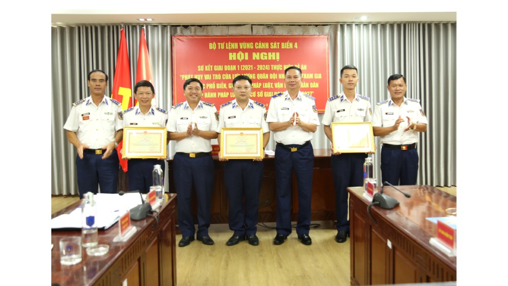 Tặng giấy khen cho tập thể, cá nhân có thành tích tiêu biểu trong thực hiện Đề án 1371 về công tác phổ biến, giáo dục pháp luật, tuyên truyền không vi phạm IUU. Ảnh: CSB4