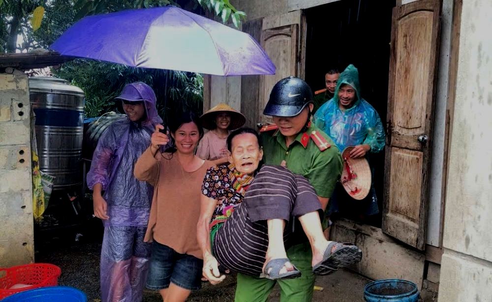 Cac chien si Cong an huyen Muong Lat (Thanh Hoa) den nha dan ho tro di doi nguoi va tai san den noi an toan. Anh: Minh Hoang