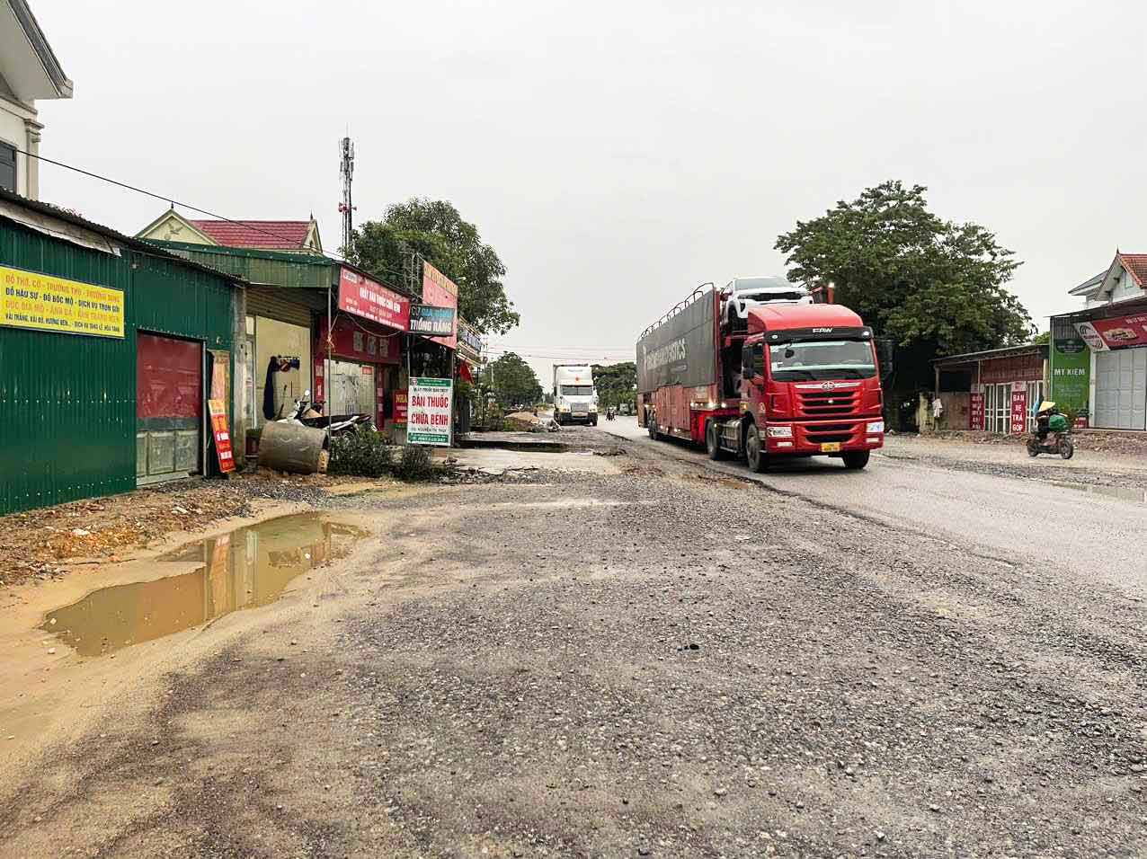 Dự án nâng cấp quốc lộ 7 chậm trễ gây khó khăn cho việc lưu thông. Ảnh: Anh Tuấn