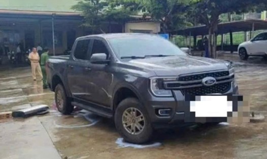 Hiện trường vụ xe ôtô bán tải cán tử vong một học sinh lớp 2 trong trường học. Ảnh: Xuân Ba