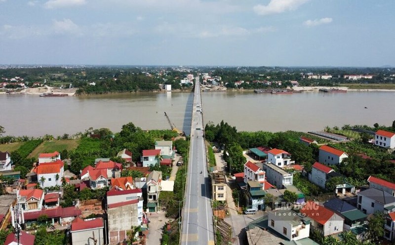 Cars with less than 7 seats can now travel through Trung Ha bridge. Photo: To Cong