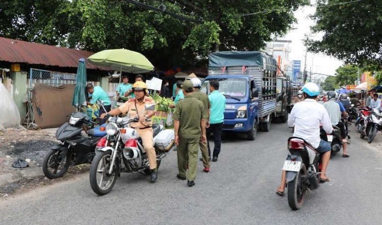 Traffic police force has increased patrols, control and handling of cases of encroachment on roadsides and sidewalks in preparation for the Nguyen Trung Truc Festival. Photo: Tien Dung