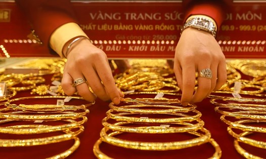 Nhiều chuyên gia nhận định giá vàng sẽ chạm ngưỡng 2.700 USD/ounce trong thời gian ngắn. Ảnh minh họa: Phan Anh